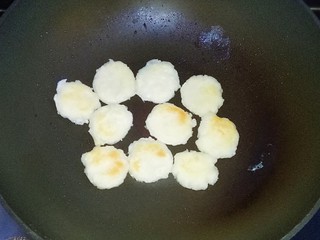 9、红糖粑粑,将两面煎至金黄