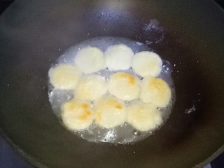 10、红糖粑粑,倒入100克白开水，大约刚好末过面团的一半即可