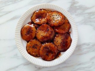 14、红糖粑粑,装盘，撒些黑芝麻