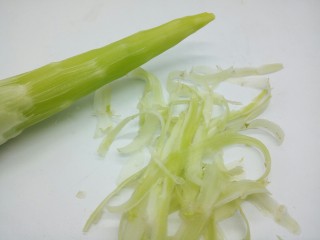 4、汤汁鲜香牛百叶,用削皮刀削去莴笋皮