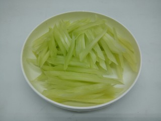 6、汤汁鲜香牛百叶,莴笋再切成细丝