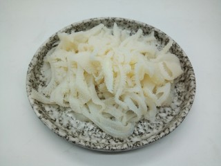 7、汤汁鲜香牛百叶,牛百叶切丝