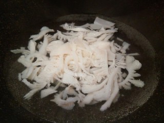 9、汤汁鲜香牛百叶,锅里加适量水，水开加牛百叶焯水一分钟