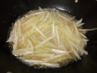 11、汤汁鲜香牛百叶,加莴笋丝加热一分钟