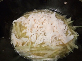 12、汤汁鲜香牛百叶,加牛百叶加热一分钟，放葱花就好了。