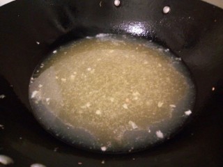 10、汤汁鲜香牛百叶,锅里放菜籽油，加蒜泥炒香，加少许盐，白醋调味，