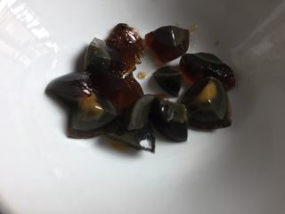 1、皮蛋瘦肉粥,皮蛋切好