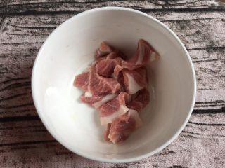 2、皮蛋瘦肉粥,瘦肉切片、切丝都可以