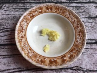 3、皮蛋瘦肉粥,姜剁碎！