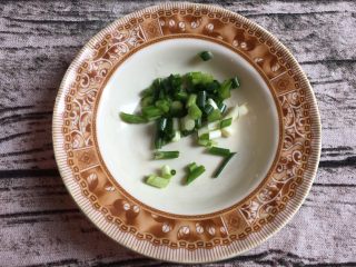 4、皮蛋瘦肉粥,葱切碎