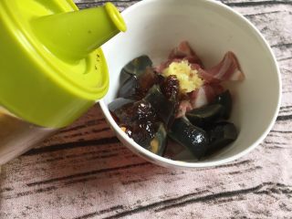 5、皮蛋瘦肉粥,皮蛋瘦肉姜加花生油适量