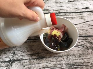 6、皮蛋瘦肉粥,生抽适量