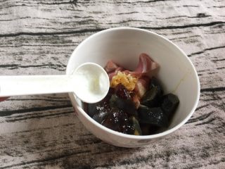 7、皮蛋瘦肉粥,盐少许