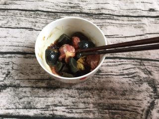 8、皮蛋瘦肉粥,拌匀备用