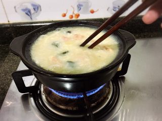 11、皮蛋瘦肉粥,滚开要搅一下底，防止粘底