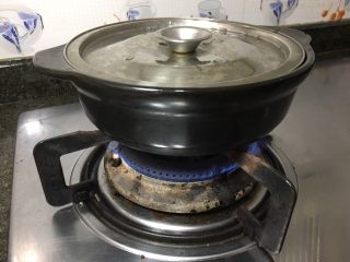 12、皮蛋瘦肉粥,盖上锅盖煮熟瘦肉，出锅前再放一点花生油、生抽