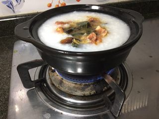 10、皮蛋瘦肉粥,放皮蛋瘦肉下去一起煲，如果是刚煮开的粥就可以直接放材料下去滚熟即可，我这锅粥是凉的！