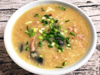 13、皮蛋瘦肉粥,熟了出锅装盘，撒上葱花即可
