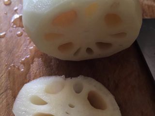 2、糯米莲藕,藕去皮切开一头