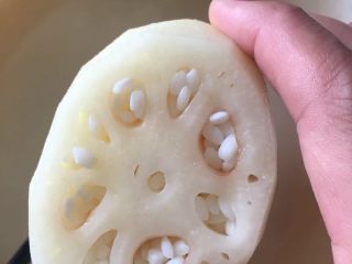 3、糯米莲藕,把糯米塞到莲藕里，八分满就行