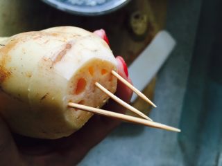 4、糯米莲藕,盖好口用牙签扎紧