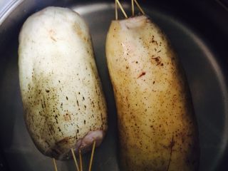 5、糯米莲藕,电压力锅加入适量水，放入藕