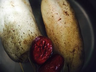 6、糯米莲藕,放入枣