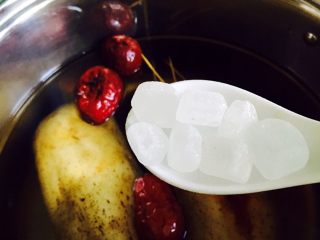 8、糯米莲藕,放入冰糖搅拌均匀，煮四十分钟左右