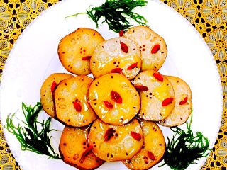 11、糯米莲藕,摆盘淋蜂蜜撒枸杞