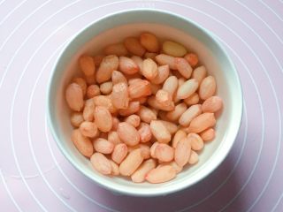 1、花生红枣凤爪汤,先将花生米清洗干净，在清水中浸泡2小时。