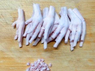 3、花生红枣凤爪汤,将鸡爪洗净，用厨房专用小剪刀剪去指甲。