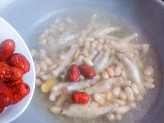 12、花生红枣凤爪汤,40分钟后，加入红枣，继续煲至花生米熟软。