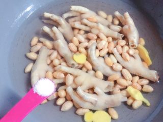 10、花生红枣凤爪汤,加入一小勺白糖。