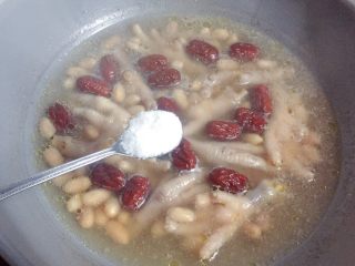 13、花生红枣凤爪汤,最后加入适量盐调味即可。