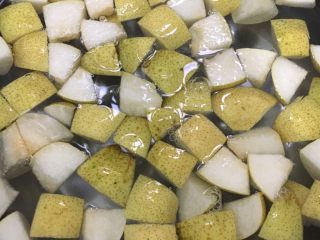 3、百变水果 冰糖雪梨水,雪梨和清水一同下锅，煮沸后再煮30分钟，然后加入冰糖煮至融化，关火焗15分钟