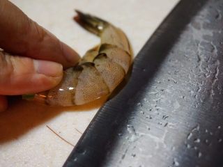 3、海蟹粥,8.用刀沿基围虾背部中央的切开，去除虾线清洗干净
