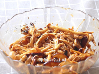 2、烤菌菇 宝宝辅食，香菇+海鲜菇+口蘑+金针菇+杏鲍菇,搅拌均匀，腌制1小时。