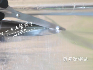 3、烤菌菇 宝宝辅食，香菇+海鲜菇+口蘑+金针菇+杏鲍菇, 剪2张锡纸，一张用来包菌菇，一张用来防止包裹的锡纸破掉，漏到烤箱里难清洗。