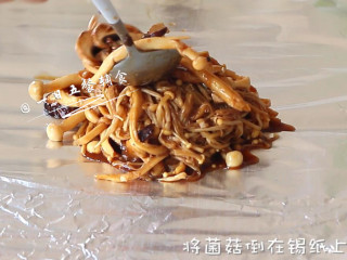 4、烤菌菇 宝宝辅食，香菇+海鲜菇+口蘑+金针菇+杏鲍菇,菌菇全放锡纸上。
