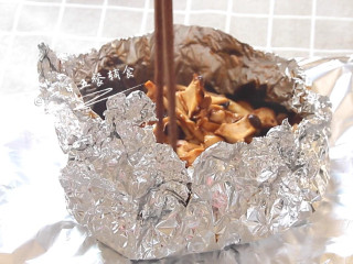 6、烤菌菇 宝宝辅食，香菇+海鲜菇+口蘑+金针菇+杏鲍菇,上下火，烤箱中层190度，20分钟。