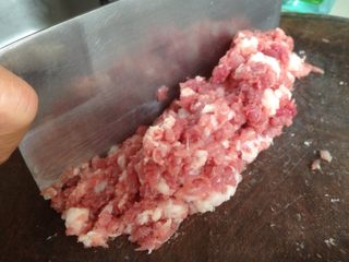 1、萝卜丝肉丸汤,猪肉剁成肉末，蒜剁成蓉