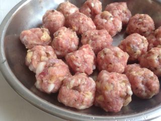 4、萝卜丝肉丸汤,弄成一个个小肉丸