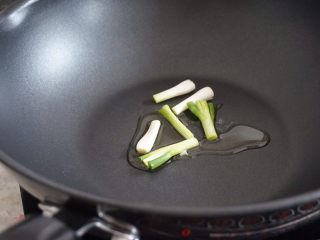 6、萝卜丝肉丸汤,锅里加油加葱白烧热