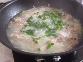 11、萝卜丝肉丸汤,最后加入葱花