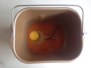 1、面包机版胡萝卜吐司,将胡萝卜汁和鸡蛋放入到面包同里