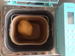 4、面包机版胡萝卜吐司,选择普通和面40分钟。在和面过程中，会出现停止搅拌面团，静置一会儿再继续和面，这是正常程序。（如果你是别的型号机子，和面时间不同）