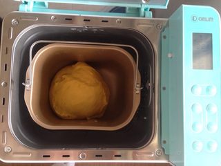 6、面包机版胡萝卜吐司,面团和至完全阶段，选择发酵35分钟