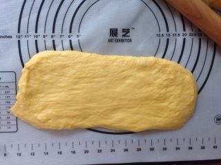 9、面包机版胡萝卜吐司,将面团擀成椭圆形