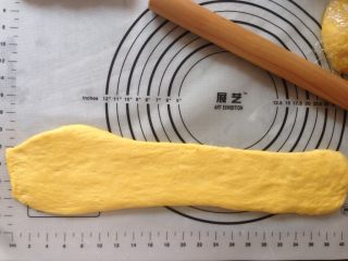 11、面包机版胡萝卜吐司,再擀长