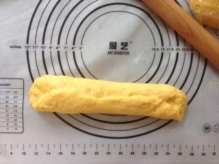 10、面包机版胡萝卜吐司,三分之一处对折